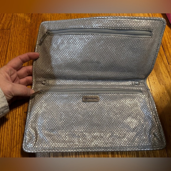 Inge‎ Christopher metallic silver fold over clutch - Picture 2 of 7
